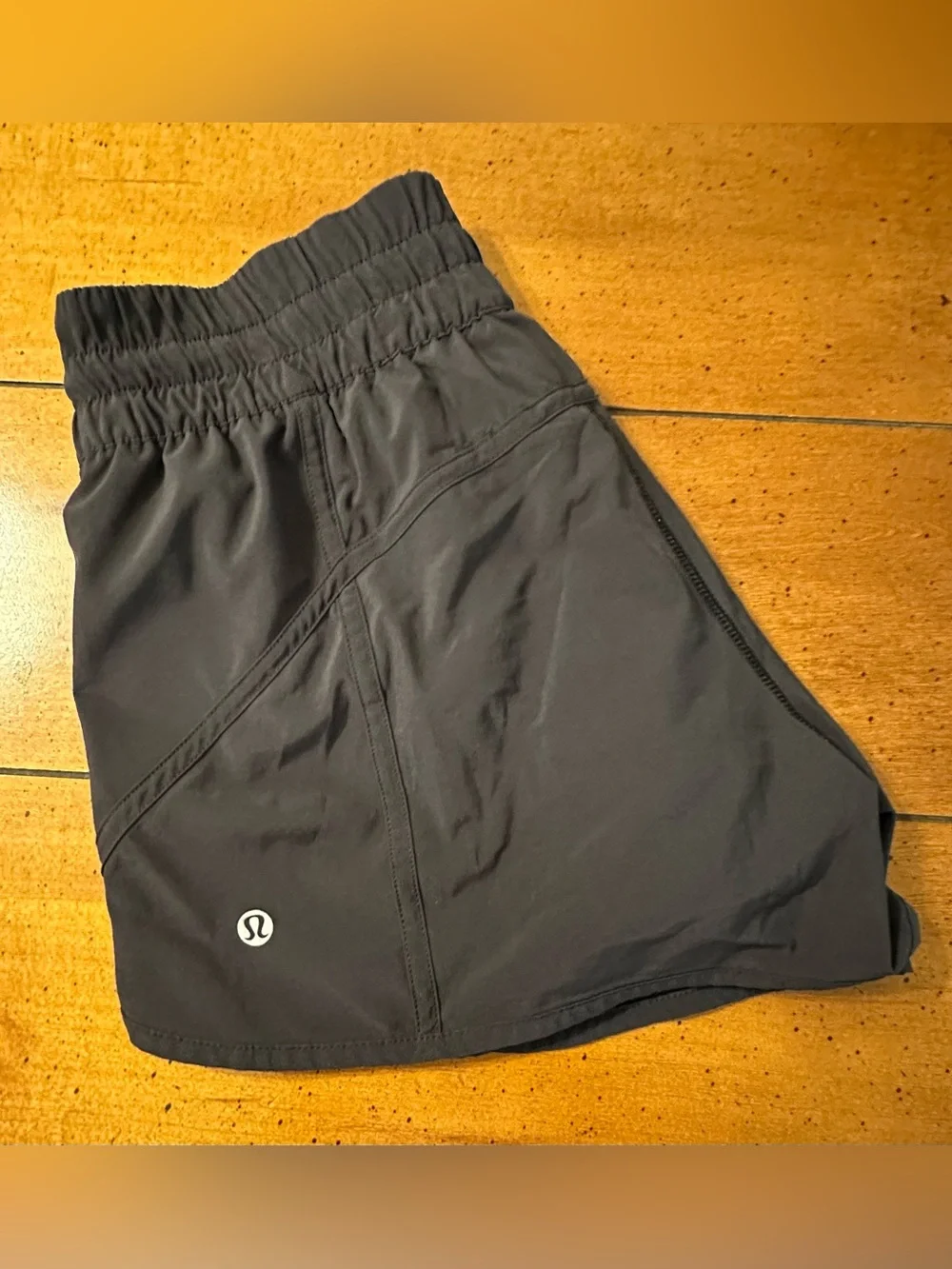 Women’s Lululemon Black Tracker Mid Rise Shorts size 6 with Liner 4 inch length